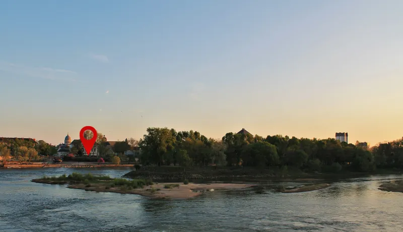 vue de la loire à Tours et point de localisation rouge pour illustrer le titre de l'article qui est comment améliorer sa visibilité locale à Tours