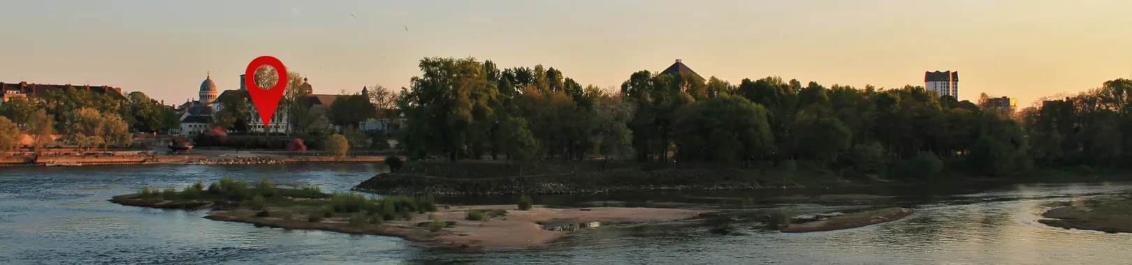 vue de la loire à Tours et point de localisation rouge pour illustrer le titre de l'article qui est comment améliorer sa visibilité locale à Tours