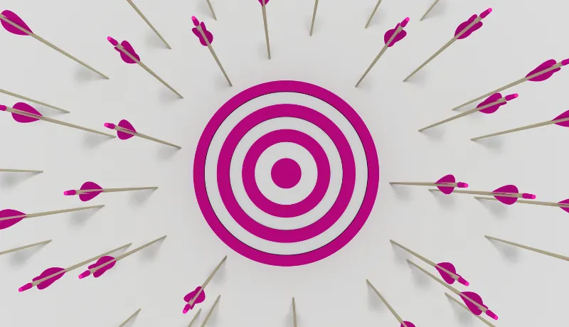 cible rose intact avec des flèches partout autour symbolisant de s'adresser à la mauvaise cible