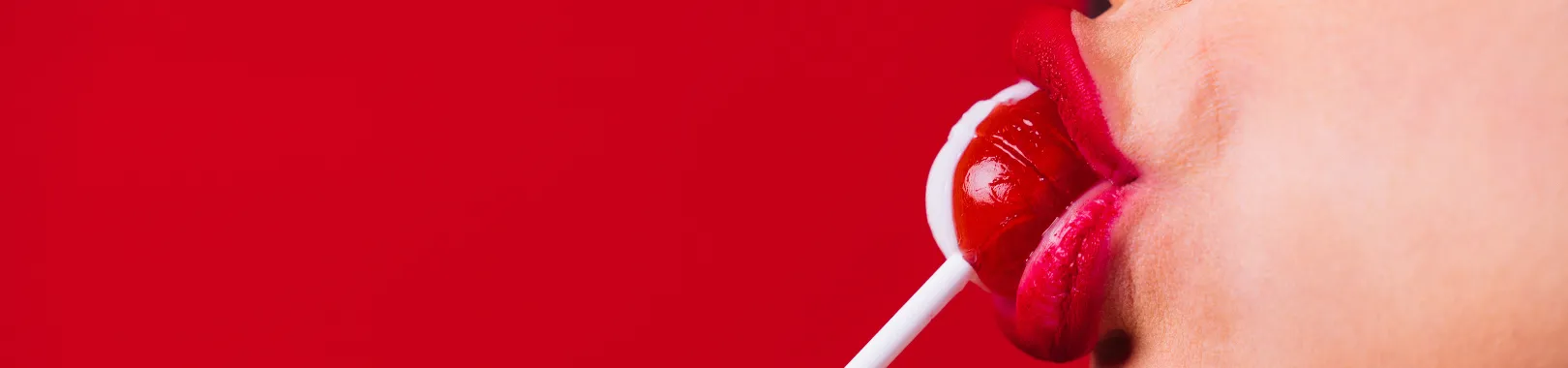 femme qui suce une sucette symbolisant la luxure