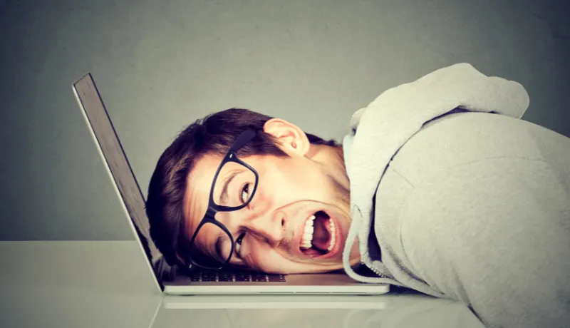site web qui ne génère pas de clients – entrepreneur frustré devant son ordinateur portable