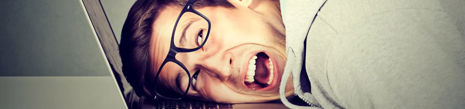 site web qui ne génère pas de clients – entrepreneur frustré devant son ordinateur portable