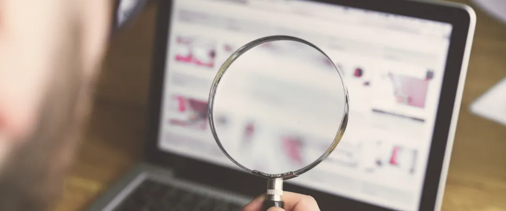 ecran d'ordinateur avec une loupe pour symboliser l'audit en référencement local