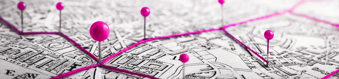 carte avec épingles de localisation violette symbolisant le référencement local