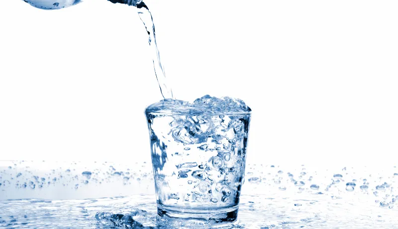 verre qui déborde à cause d'un filet d'eau qui illustre la goutte d'eau qui fait déborder le vase lors de mon burn-out