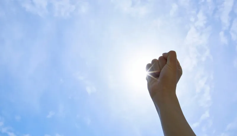 point en l'air dans le ciel en signe d'espoir, de victoire symbolise la guérison