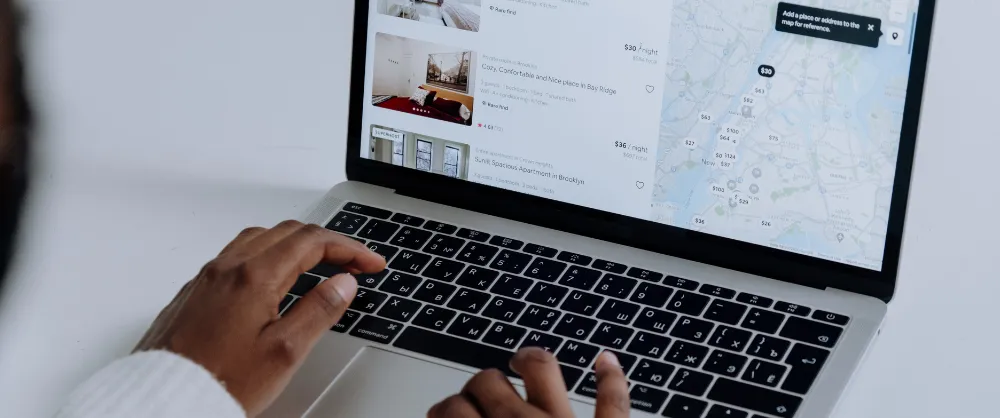 page d'un site web et femme ne arrière plan qui regarde pour symboliser l'optimisation de la fiche Google