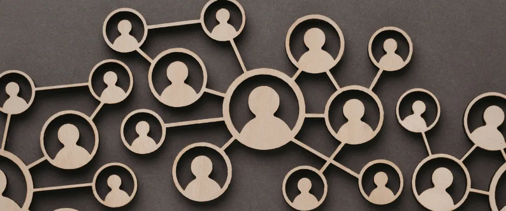 profil relié les uns aux autres pour symboliser le renforcement de la présence locale à travers des mentions et des liens externes