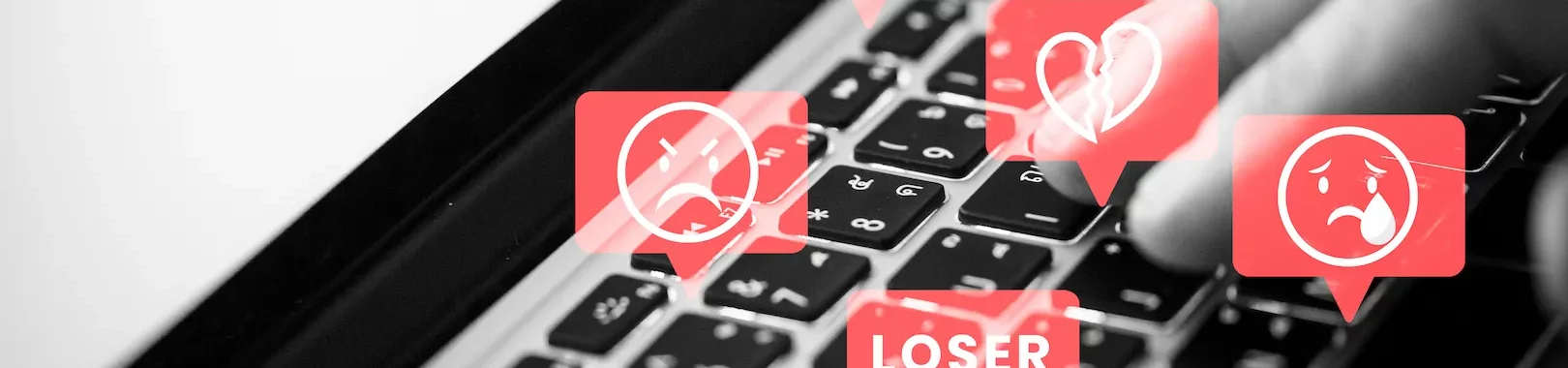 clavier noir avec des icônes négatifs comme un pouce baissé, le mot loser, un émoji mécontent pour symboliser les faux avis clients négatifs