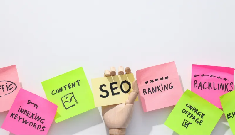 différents posts it de couleurs avec des mots comme seo-content-backlinks pour illustrer l'audit seo
