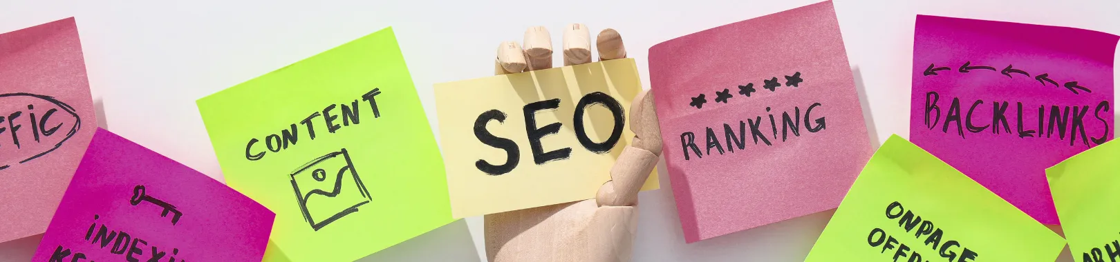 différents posts it de couleurs avec des mots comme seo-content-backlinks pour illustrer l'audit seo