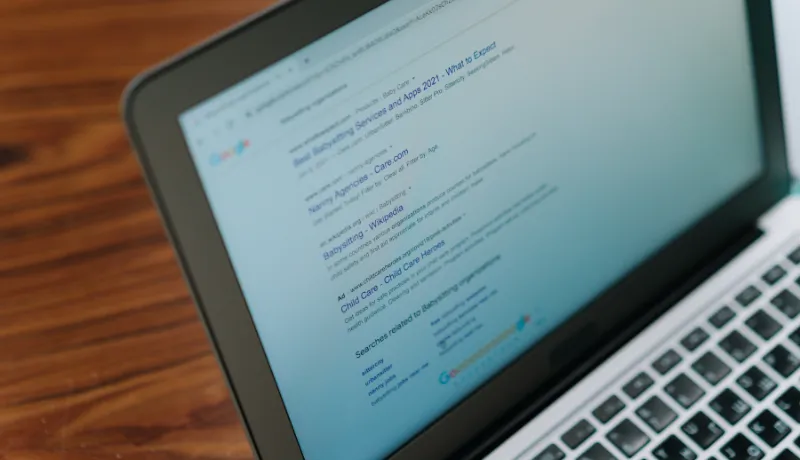 écran d'ordinateur montrant des résultats de recherche Google