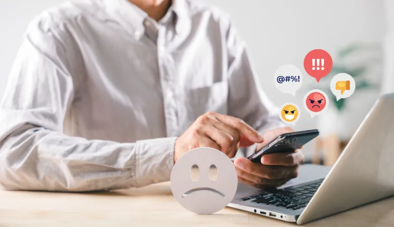 homme qui laisse un avis client négatif sur son portable