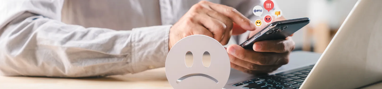 homme qui laisse un avis client négatif sur son portable